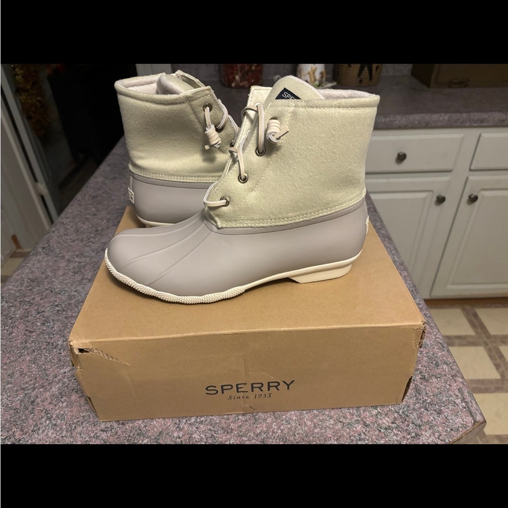 Women’s Saltwater Wool Ivory Sperry duck boots new 9.5